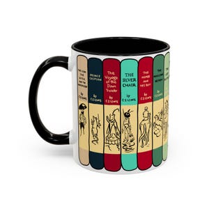 Könnte beinhalten: Eine weiße Keramiktasse mit schwarzem Henkel. Die Tasse zeigt ein Design der Cover der sieben Bücher der Chroniken von Narnia-Reihe von C.S. Lewis. Die Bücher sind: Der Löwe, die Hexe und der Kleiderschrank, Prinz Kaspian, Die Reise auf der Morgenröte, Der Silberne Sessel, Das Pferd und sein Junge, Der Magierneffe und Die letzte Schlacht.