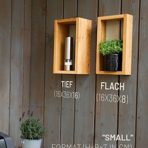 K&ouml;nnte beinhalten: Zwei Holz-Wandregale, eines tief und eines flach, mit den Ma&szlig;en in Zentimetern angegeben. Der Text "SMALL" und "FORMAT (HxBxT IN CM)" ist ebenfalls sichtbar. Die Regale sind an einer Holztafelwand montiert.