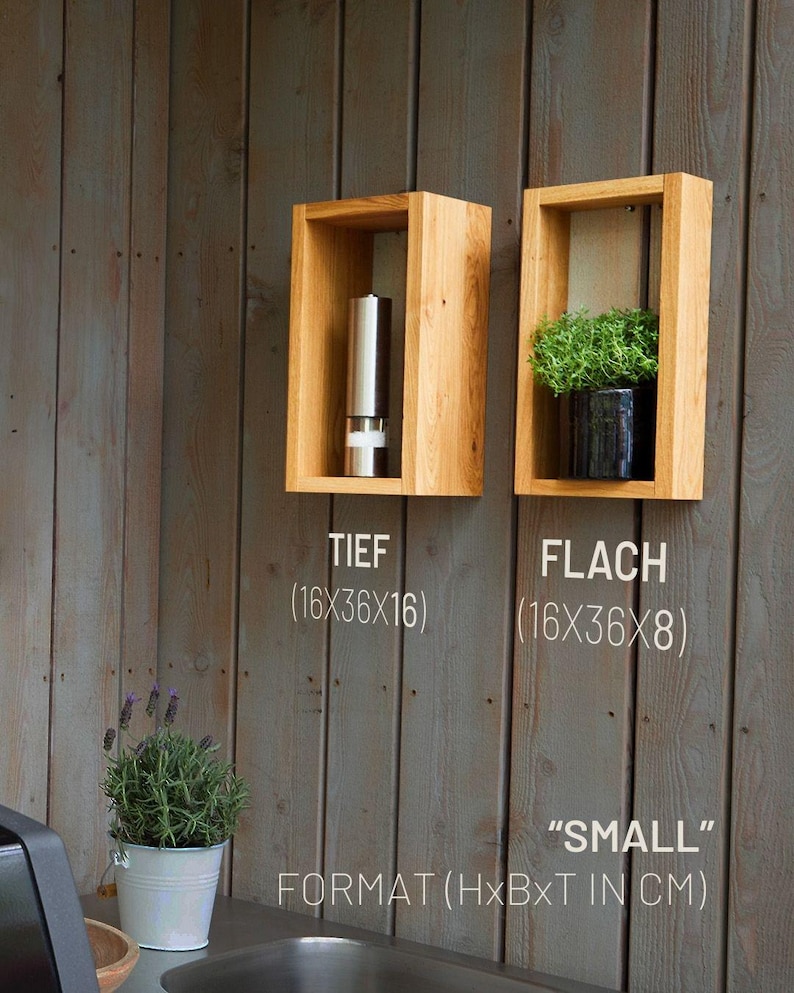 K&ouml;nnte beinhalten: Zwei Holz-Wandregale, eines tief und eines flach, mit den Ma&szlig;en in Zentimetern angegeben. Der Text "SMALL" und "FORMAT (HxBxT IN CM)" ist ebenfalls sichtbar. Die Regale sind an einer Holztafelwand montiert.