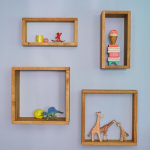 Würfelregal 3er Set Eiche | Wandregal Würfel | Hängender Nachttisch | Kinderregal | Bücherregal Eiche massiv | Holzwürfel | Handgemacht Bild 6