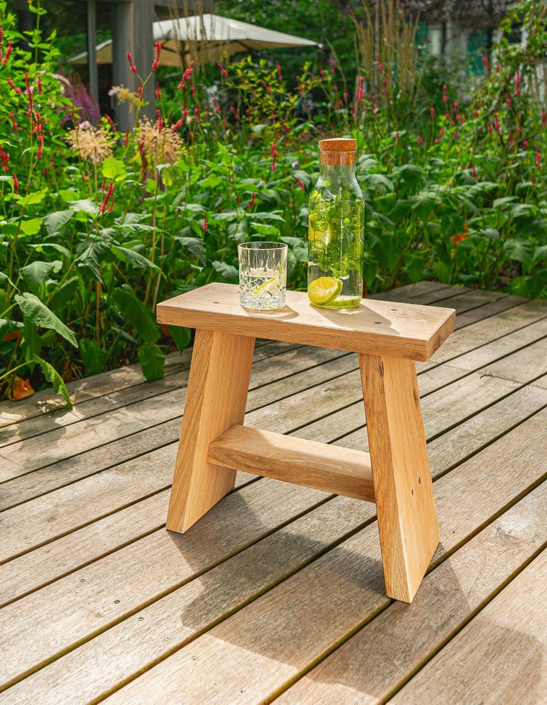 Hocker Eiche massiv 35mm & rustikal Badhocker Holz Eiche Küchentritt Holz Hocker Garten Eiche Massivholz Handgefertigtes Unikat Bild 1