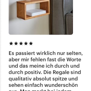 K&ouml;nnte beinhalten: Ein Wandregal aus Holz mit zwei Ablagen. Auf der oberen Ablage steht ein Glas mit Fl&uuml;ssigkeit. Auf der unteren Ablage liegt ein Stapel B&uuml;cher. Das Regal ist an einer wei&szlig;en Wand montiert.