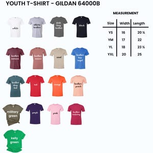Pu&ograve; includere: Una tabella colori per t-shirt da giovani Gildan 64000B che mostra 17 magliette a maniche corte in vari colori, tra cui bianco, m&eacute;lange, grigio, nero, bordeaux, malva, sabbia, blu reale, verde acqua, rosso, arancione, pesca, verde, viola, rosa e lampone.