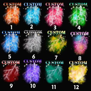 K&ouml;nnte beinhalten: Zw&ouml;lf verschiedene Designs von Blitzen vor einem galaktischen Hintergrund. Jedes Design ist von 1 bis 12 nummeriert. Die Blitze sind in verschiedenen Farben, darunter Orange, Blau, Pink, Gr&uuml;n, Grau, Gelb, Rot, Lila und T&uuml;rkis.