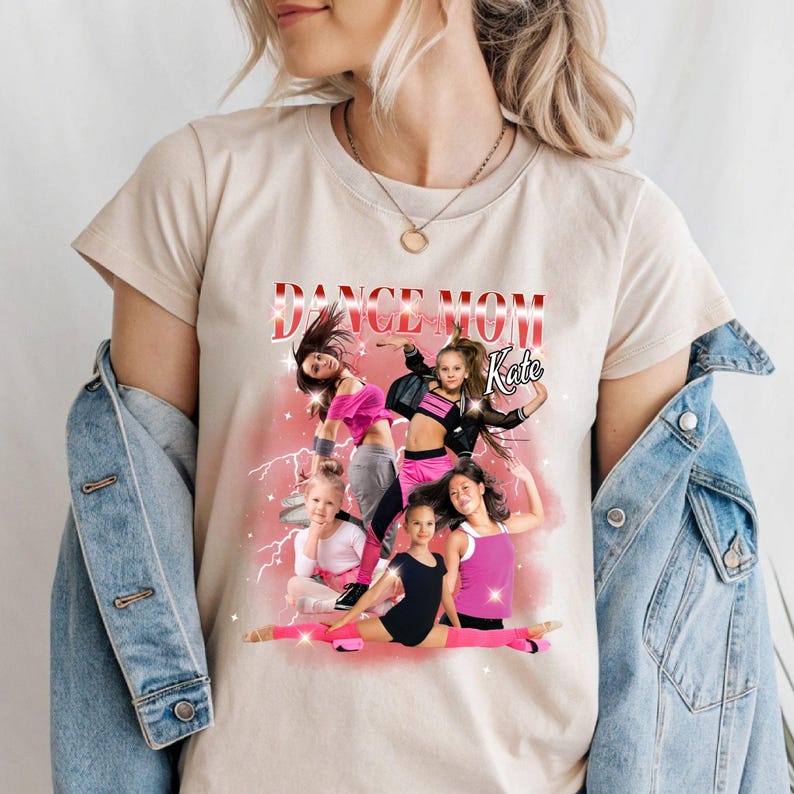 K&ouml;nnte beinhalten: Ein beiges T-Shirt mit einem Grafikdruck von f&uuml;nf tanzenden M&auml;dchen. Die Grafik enth&auml;lt den Text "Dance Mom Kate" in rosa und wei&szlig;en Buchstaben.