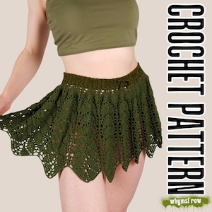 Może przedstawiać: Ciemnozielona spódnica szydełkowa z falistym dołem. Spódnica ma ażurowy, koronkowy splot. Słowa "CROCHET PATTERN" są wydrukowane pionowo po prawej stronie, z napisem "whymsi row" na dole.