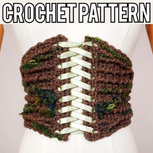 Puede incluir: Un corsé de ganchillo marrón y verde con cierre de cinta verde claro. El texto "CROCHET PATTERN" se muestra en la parte superior de la imagen. El corsé se muestra en un maniquí.