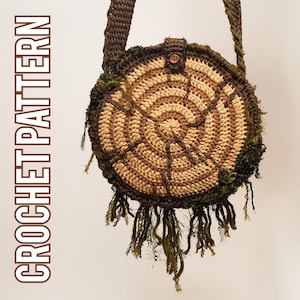 Puede incluir: Un bolso de crochet con un diseño circular marrón y beige y una franja verde. El bolso tiene una correa marrón.
