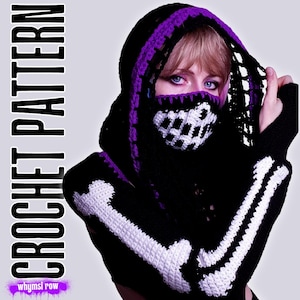 Pode incluir: Padrão de crochê de um capuz preto e branco com um design de ossos de esqueleto. O capuz apresenta detalhes em roxo e uma cobertura facial com um padrão de grade branca. O texto "CROCHET PATTERN" é exibido verticalmente.