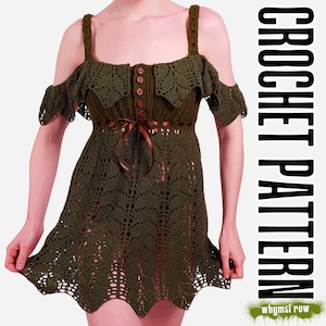 Könnte beinhalten: Olivgrünes Häkelkleid mit schulterfreien Ärmeln, Knöpfen und einem braunen Bandgürtel. Das Kleid hat einen gewellten Saum und den Text "CROCHET PATTERN".