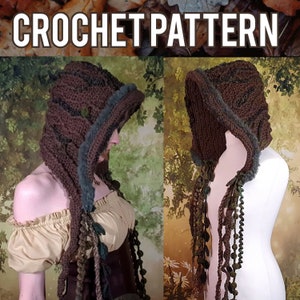 Puede incluir: Una bufanda de crochet con capucha marrón con detalles verdes y marrones. La bufanda tiene borlas largas y la lleva una persona con un cinturón de cuero marrón.