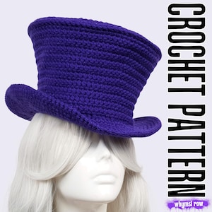 Può includere: Un cappello a cilindro all'uncinetto color viola intenso con una tesa larga leggermente rialzata e una corona cilindrica alta. Il testo CROCHET PATTERN è stampato in nero verticalmente sul lato destro, con il testo whymsi row in basso.
