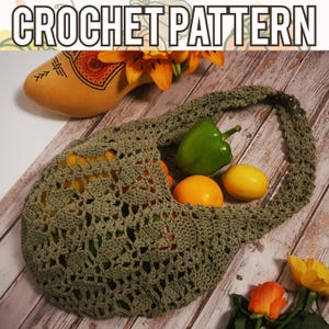 Puede incluir: Una bolsa de mano de crochet verde con un patrón de cuadrados y círculos. La bolsa está llena de productos, incluyendo un pimiento verde, naranjas y limones.