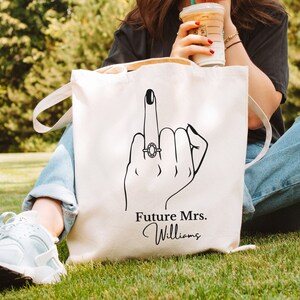 Borsa tote personalizzata Future Mrs, borsa tote ad anulare, regalo di fidanzamento per la sposa, borsa tote sposa, regalo sposa personalizzato, regalo per addio al nubilato