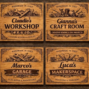Op de afbeelding: Vier houten borden met gegraveerde tekst en decoratieve randen. De borden luiden "Claudio's WORKSHOP", "Gianna's CRAFT ROOM", "Marco's GARAGE" en "Luca's MAKERSPACE". Elk bord is gelabeld met "HANDMADE IN ITALY".
