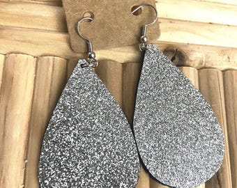Silverglitterörhängen med droppformade läderdetaljer