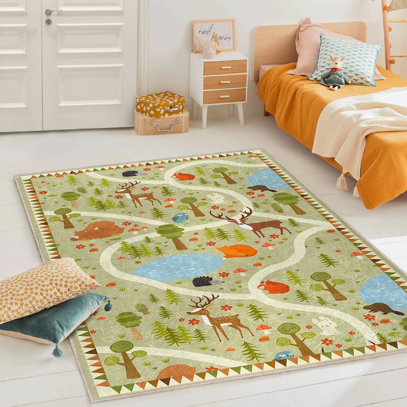 Puede incluir: Una alfombra verde y marr&oacute;n con tem&aacute;tica de animales del bosque. La alfombra presenta un camino sinuoso con ciervos, ardillas, conejos y otros animales. La alfombra es perfecta para una habitaci&oacute;n infantil o una sala de juegos.