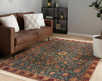 Könnte beinhalten: Ein blauer und roter Teppich mit einem weißen Rand. Der Teppich liegt auf einem Holzboden in einem Wohnzimmer mit einem braunen Ledersofa und Kissen.