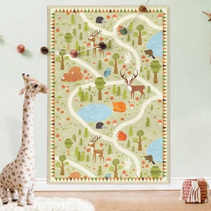 Puede incluir: Una alfombra de juego para ni&ntilde;os de color verde, marr&oacute;n y naranja con un camino sinuoso y varios animales del bosque, incluidos ciervos, zorros, osos y p&aacute;jaros. La alfombra tiene un borde marr&oacute;n con un patr&oacute;n repetido de tri&aacute;ngulos.