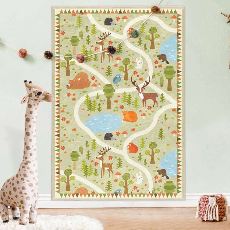 Puede incluir: Una alfombra de juego para ni&ntilde;os de color verde, marr&oacute;n y naranja con un camino sinuoso y varios animales del bosque, incluidos ciervos, zorros, osos y p&aacute;jaros. La alfombra tiene un borde marr&oacute;n con un patr&oacute;n repetido de tri&aacute;ngulos.