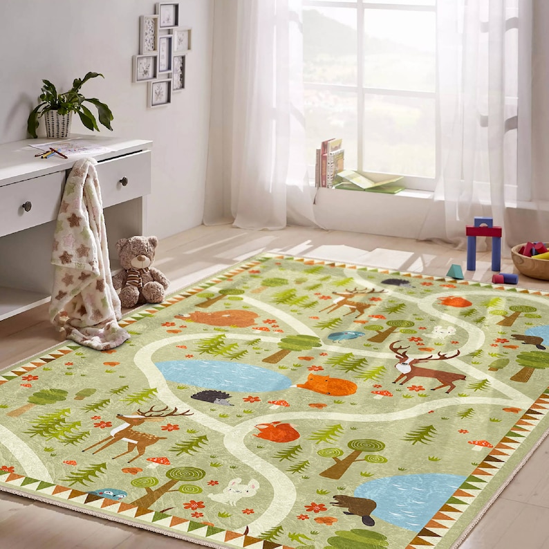 Puede incluir: Una alfombra infantil verde y beige con tem&aacute;tica de bosque. La alfombra presenta un camino sinuoso a trav&eacute;s de un bosque con &aacute;rboles, animales y setas. Los animales incluyen ciervos, zorros, conejos y un oso.