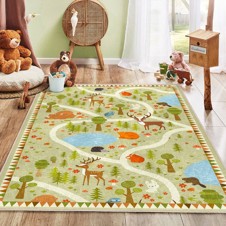 Puede incluir: Una alfombra verde y marr&oacute;n para ni&ntilde;os con un camino sinuoso y animales del bosque. La alfombra presenta ciervos, zorros, ardillas y otros animales en un entorno de bosque caprichoso.