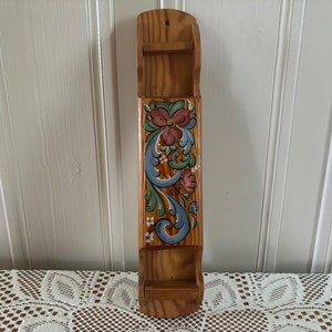 Vintage 1985 Uchwyt na pudełko zapałek Drewniana dekoracja ścienna do kuchni Retro Norweska sztuka ludowa Malarstwo Rosemaling Norwegia Uchwyt ścienny Ręcznie robiony