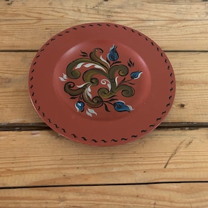 Vintage 70er Norwegische Holzplatte Traditionelle norwegische Malerei auf Holz Rosemåling Malerei Rote Blumenplatte Wohnkultur Made in Norwegen