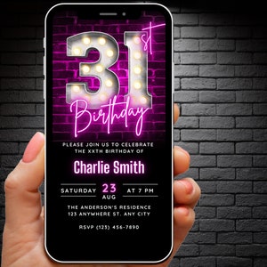 Può includere: Un invito digitale per un 31° compleanno. L'invito presenta un cartello rosa neon con il numero 31 e la parola "Compleanno". L'invito include la data, l'ora e il luogo della festa. Il testo sull'invito recita: "Si prega di unirsi a noi per celebrare il 31° compleanno di Charlie Smith. Sabato 23 agosto alle 19:00. La residenza degli Anderson, 123 Anywhere St., Any City. RSVP (123) 456-7890."