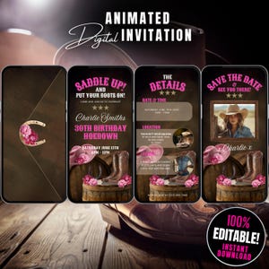 Puede incluir: Una invitación digital animada para un 30º cumpleaños de hoedown. La invitación presenta una herradura rosa, botas de vaquero y un sombrero de vaquero en un barril de madera. El texto dice "Saddle Up! And Put Your Boots On!" y "Charlie Smiths 30th Birthday Hoedown".