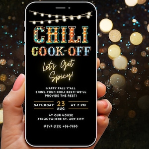 Op de afbeelding: Een smartphone-scherm met een digitale uitnodiging voor een chili-kookwedstrijd. De uitnodiging heeft een neon-reclamebord-stijl grafiek met de tekst "CHILI COOK-OFF" en "Let's Get Spicy!" Het evenement is gepland voor zaterdag 23 augustus om 19:00 uur. De uitnodiging bevat ook het adres en RSVP-informatie.