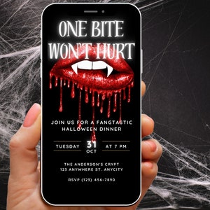 Puede incluir: La pantalla de un teléfono inteligente muestra una invitación a una fiesta de Halloween con una boca de vampiro roja y brillante que gotea sangre. El texto dice "One Bite Won't Hurt" e incluye detalles sobre el evento, como la fecha, la hora y la ubicación. El fondo es una telaraña negra.