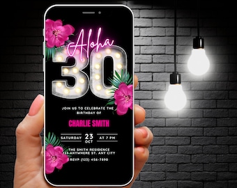 Puede incluir: Una invitación digital en blanco y negro con un diseño floral rosa. La invitación dice "Aloha 30" con un "Aloha" rosa neón y un 30 blanco con bombillas. La invitación es para la fiesta de cumpleaños número 30 de Charlie Smith el sábado 23 de octubre a las 7 PM. La invitación incluye la dirección y la información de RSVP.