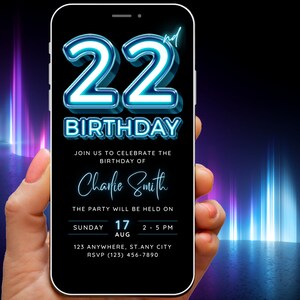 Könnte beinhalten: Eine digitale Einladung zu einer 22. Geburtstagsfeier mit einer neonblauen und weißen Zahl 22 auf schwarzem Hintergrund. Die Einladung enthält den Namen Charlie Smith, das Datum und die Uhrzeit der Party sowie den Ort.