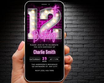 Puede incluir: Una invitación digital para una fiesta de cumpleaños número 12. La invitación presenta un letrero de neón rosa con el número 12 y la palabra "Cumpleaños". La invitación incluye la fecha, la hora y la ubicación de la fiesta.