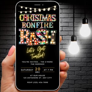 Op de afbeelding: Een smartphone-scherm met een uitnodiging voor een "Christmas Bonfire Bash" met een feestelijk, kleurrijk, verlicht ontwerp. De uitnodiging bevat de datum, tijd en locatie van het evenement. De tekst luidt "Christmas Bonfire Bash, Let's Get Toasted!"