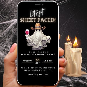 Może przedstawiać: Cyfrowe zaproszenie na imprezę Halloweenową w czarno-białym kolorze. Zaproszenie przedstawia ducha trzymającego kieliszek wina i tekst "Let's get sheet faced!" Zaproszenie zawiera również datę, godzinę i miejsce imprezy.