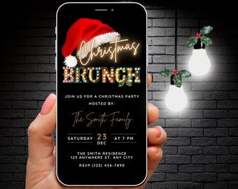 Peut inclure: L'écran d'un smartphone noir affiche une invitation à un brunch de Noël avec un chapeau de Père Noël rouge, une police d'écriture dorée et une enseigne illuminée qui indique "Christmas Brunch". L'invitation comprend la date, l'heure et le lieu de l'événement, organisé par "The Smith Family".