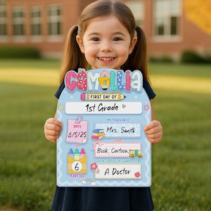 K&ouml;nnte beinhalten: Ein hellblaues Schild f&uuml;r den ersten Schultag, das von einem jungen M&auml;dchen gehalten wird. Das Schild tr&auml;gt oben den Namen "Camellia" mit "First Day of 1st Grade" darunter. Es enth&auml;lt Abschnitte f&uuml;r Datum, Lehrername, Interessen und zuk&uuml;nftige W&uuml;nsche.