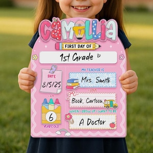K&ouml;nnte beinhalten: Ein rosa Schild f&uuml;r den ersten Schultag mit dem Namen "Camellia" oben. Das Schild enth&auml;lt den Text "First Day of 1st Grade", "Date 8/5/25", "My Teacher is Mrs. Smith" und "I love Book, Cartoon". Es steht auch "I am 6 years old" und "When I grow up I want to be A Doctor".