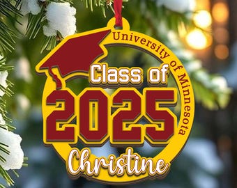Może przedstawiać: Żółto-bordowa ozdoba ukończenia studiów z napisem "University of Minnesota", "Class of 2025" i "Christine". Ozdoba przedstawia czapkę absolwenta i czerwoną wstążkę do zawieszenia.