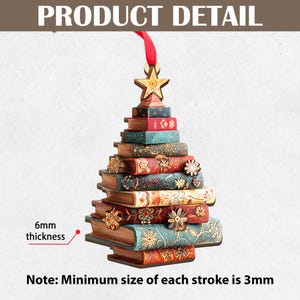 K&ouml;nnte beinhalten: Ein Weihnachtsbaumschmuck in Form eines Stapels von B&uuml;chern. Die B&uuml;cher sind in verschiedenen Farben gehalten, darunter Rot, Blau und Gr&uuml;n, mit floralen und sternf&ouml;rmigen Verzierungen. Ein goldener Stern ziert die Spitze, und ein rotes Band dient zum Aufh&auml;ngen. Der Text "PRODUCT DETAIL" ist oben.