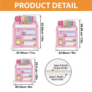 K&ouml;nnte beinhalten: Rosa Acryl-Schultafeln f&uuml;r den ersten Schultag mit dem Namen "Camellia" oben. Die Tafeln haben Platz f&uuml;r Sch&uuml;lerinformationen und sind in drei Gr&ouml;&szlig;en erh&auml;ltlich: 35,56 cm, 30,48 cm und 25,4 cm.