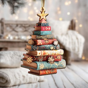 K&ouml;nnte beinhalten: Ein Weihnachtsbaumschmuck aus gestapelten, dekorativen B&uuml;chern. Die B&uuml;cher sind in verschiedenen Farben bemalt, darunter Rot, Blau und Gold, und mit floralen und sternf&ouml;rmigen Akzenten verziert. Ein Holzstern kr&ouml;nt den Baum, aufgeh&auml;ngt an einem goldenen Faden.