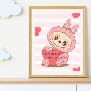 Mostro dell'amore certificato, poster di un mostro carino ispirato a Labubu, divertente arte murale kawaii, biglietto d'auguri di San Valentino, stampa di Labubu rosa, download digitale