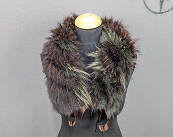 茶色と緑色の毛皮の襟。フィン・アライグマのふわふわの毛皮にリボン付き。女性へのギフト。