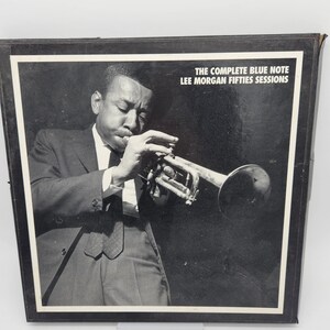 Könnte beinhalten: Ein Schwarzweißfoto eines Mannes, der Trompete spielt. Der Text auf der Schachtel lautet "The Complete Blue Note Lee Morgan Fifties Sessions".
