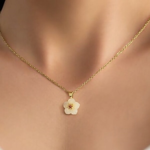 jade imitated necklace,jade pendant necklace,flower necklace,jade flower necklace,dainty jade necklace，jade pendant，jade，white jade necklace