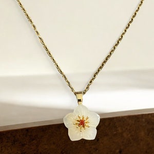 jade imitated necklace,jade pendant necklace,flower necklace,jade flower necklace,dainty jade necklace，jade pendant，jade，white jade necklace