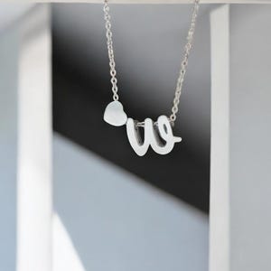 Collar con nombre, collar con inicial, collar con letra, letra cursiva, collar con inicial en cursiva, regalo personalizado para ella, collar con letra cursiva dorada